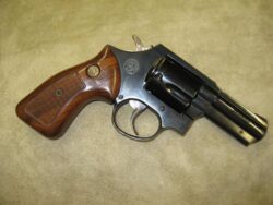 Taurus Revolver - € 490,-